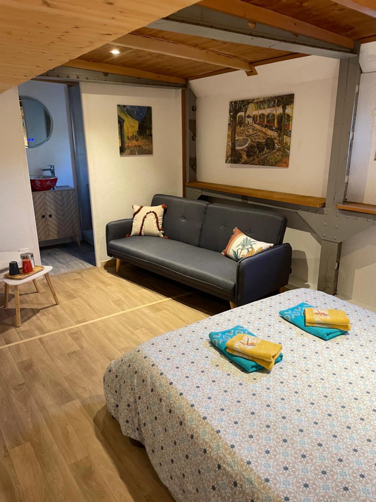 Peniche Le Pescalune - Chambre D'Hotes อาร์ลส์ ภายนอก รูปภาพ