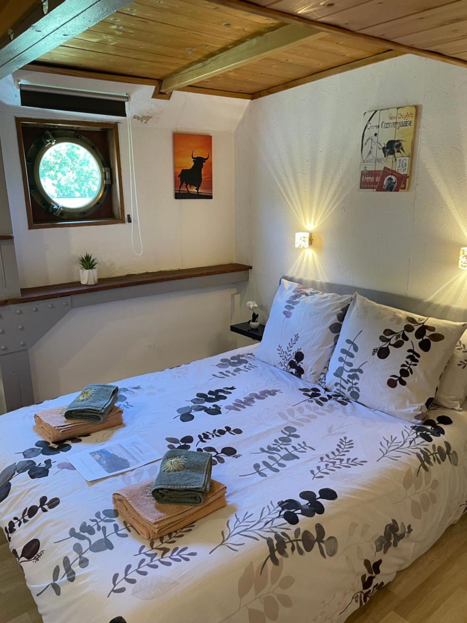 Peniche Le Pescalune - Chambre D'Hotes อาร์ลส์ ภายนอก รูปภาพ
