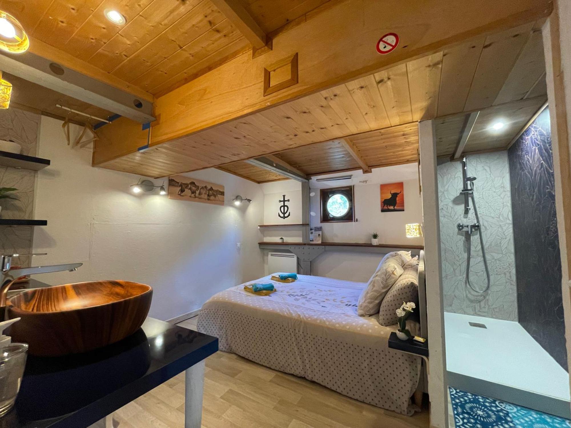 Peniche Le Pescalune - Chambre D'Hotes อาร์ลส์ ภายนอก รูปภาพ